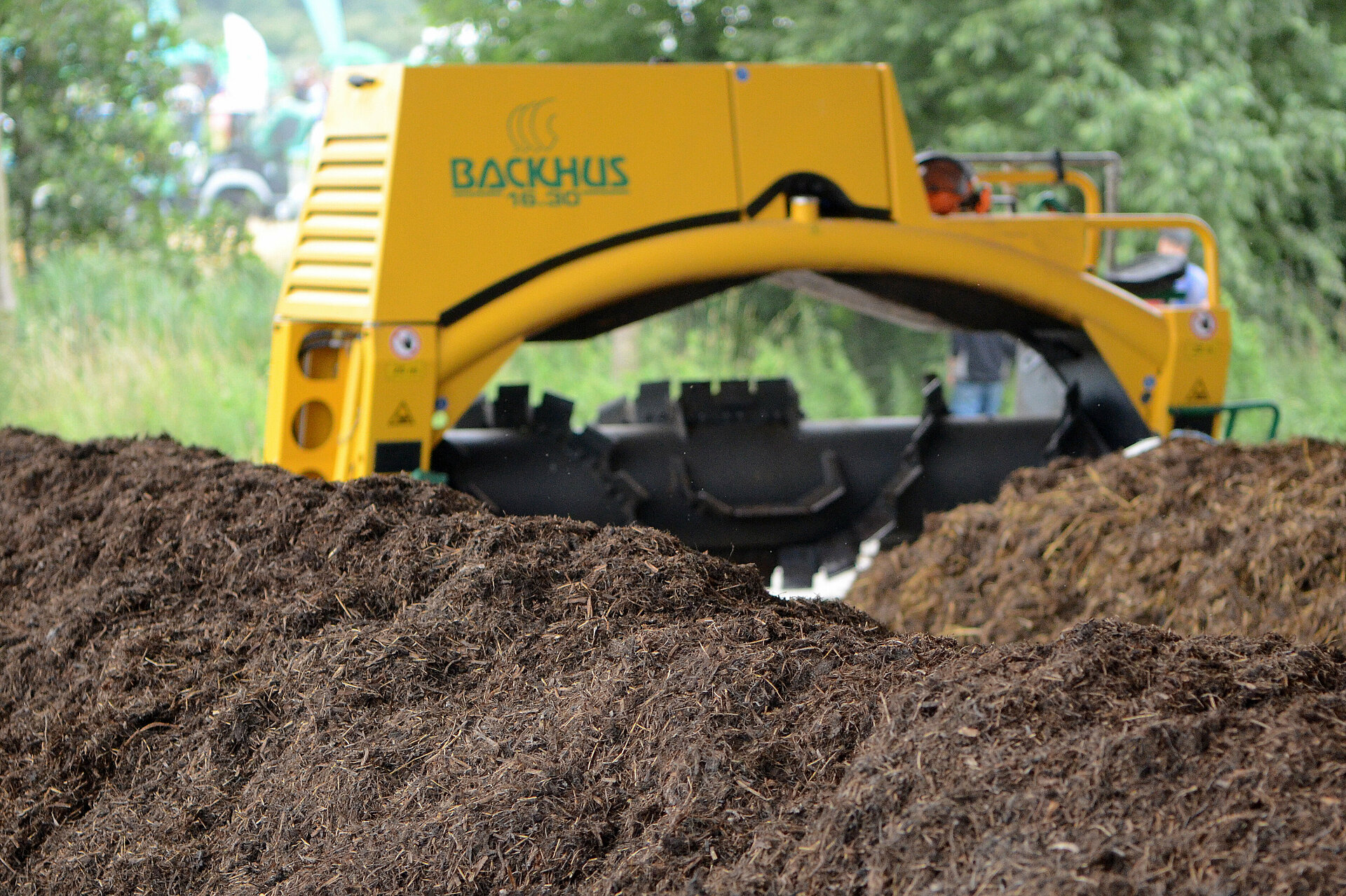 Umsetzen eines kleegrasbasierten Komposts mit einem selbstfahrenden Kompostwender. Foto: Marzena Seidel