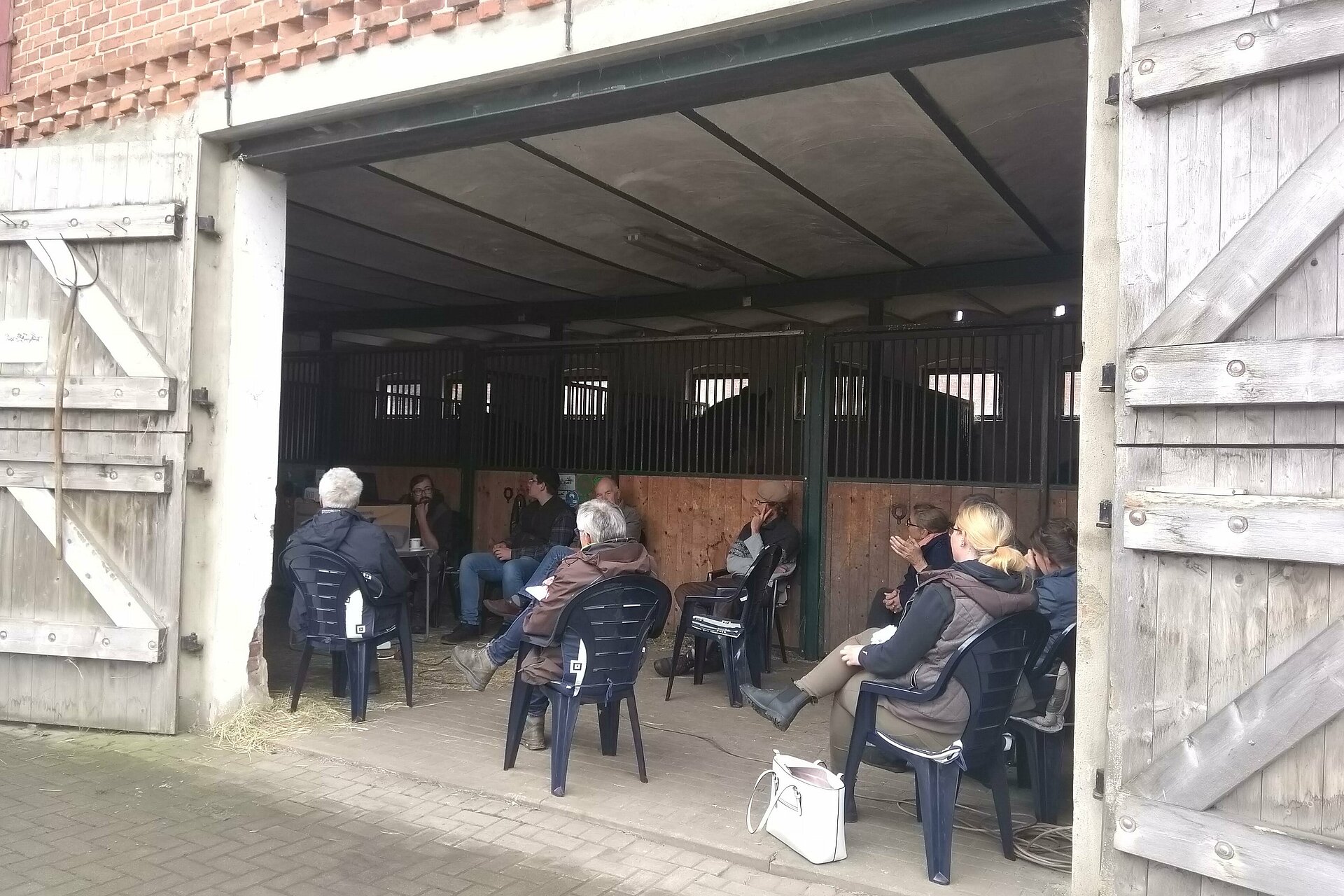 Teilnehmer*innen folgen einem Vortrag