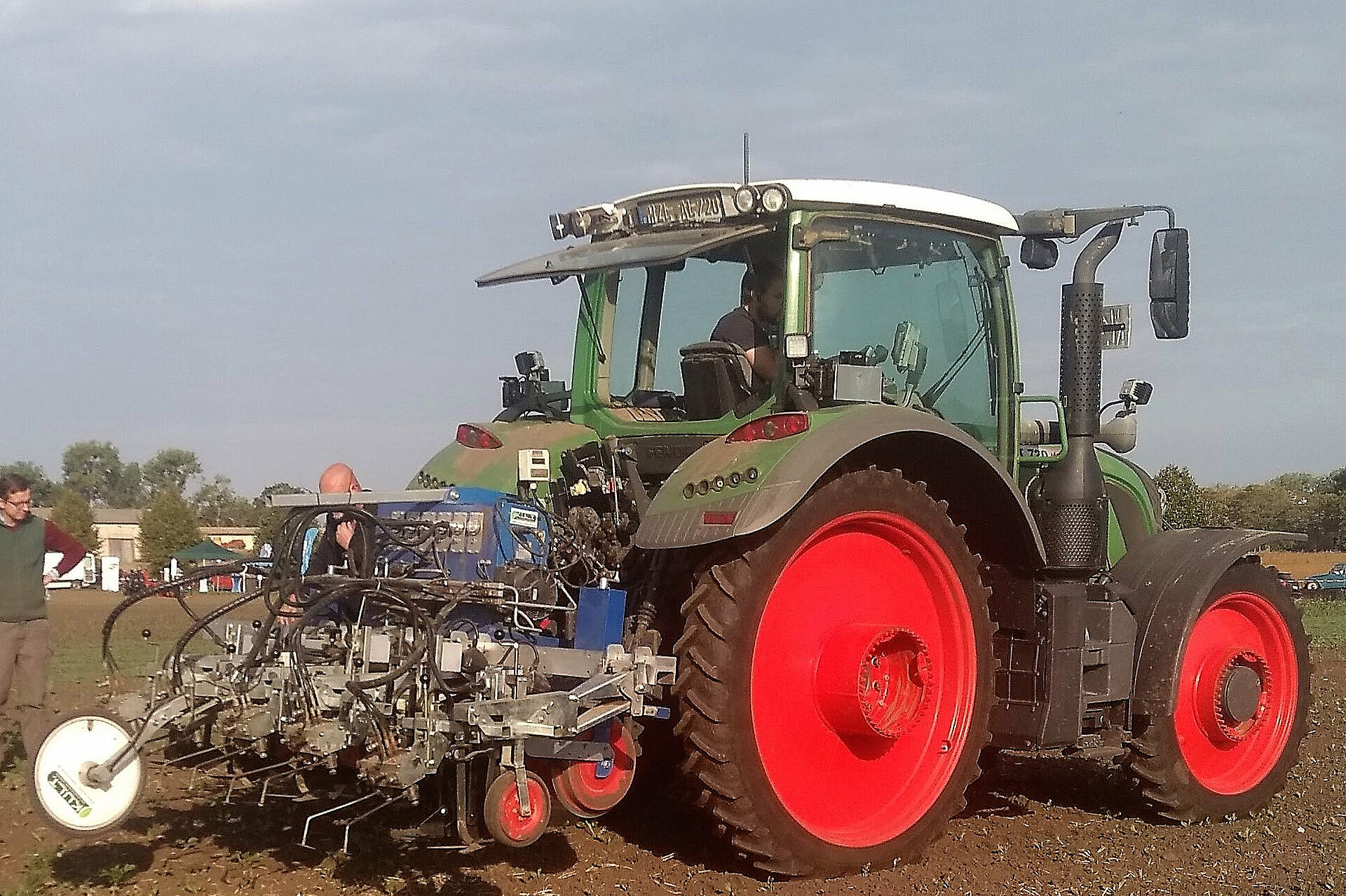 Traktor mit Hacke im Heckanbau
