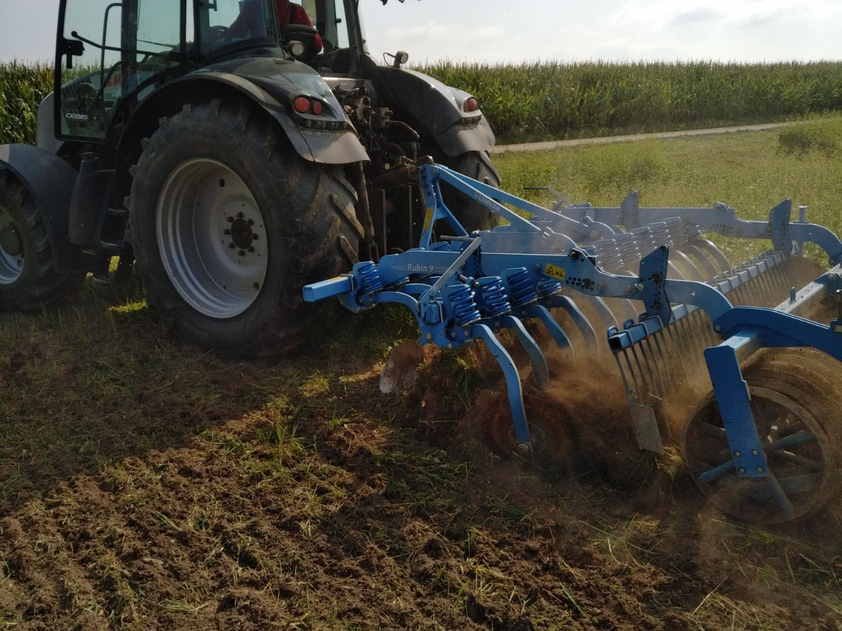 Einarbeitung der Zwischenfruchtgemenge mit der Scheibenegge. Foto: Janis Böll, Demeter e.V.